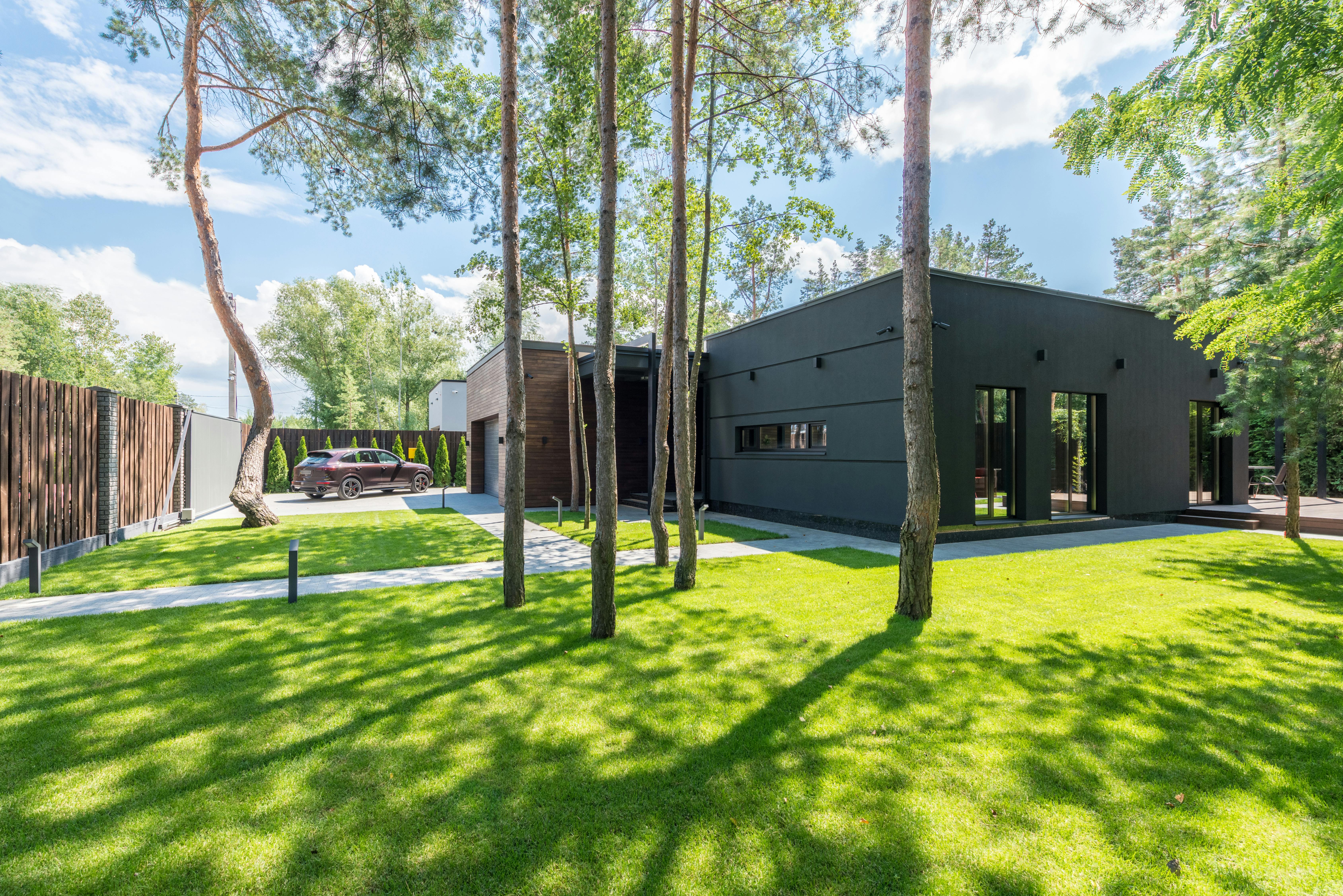 Pelouse entretenue par Hush Garden paysagiste Saint-Rambert