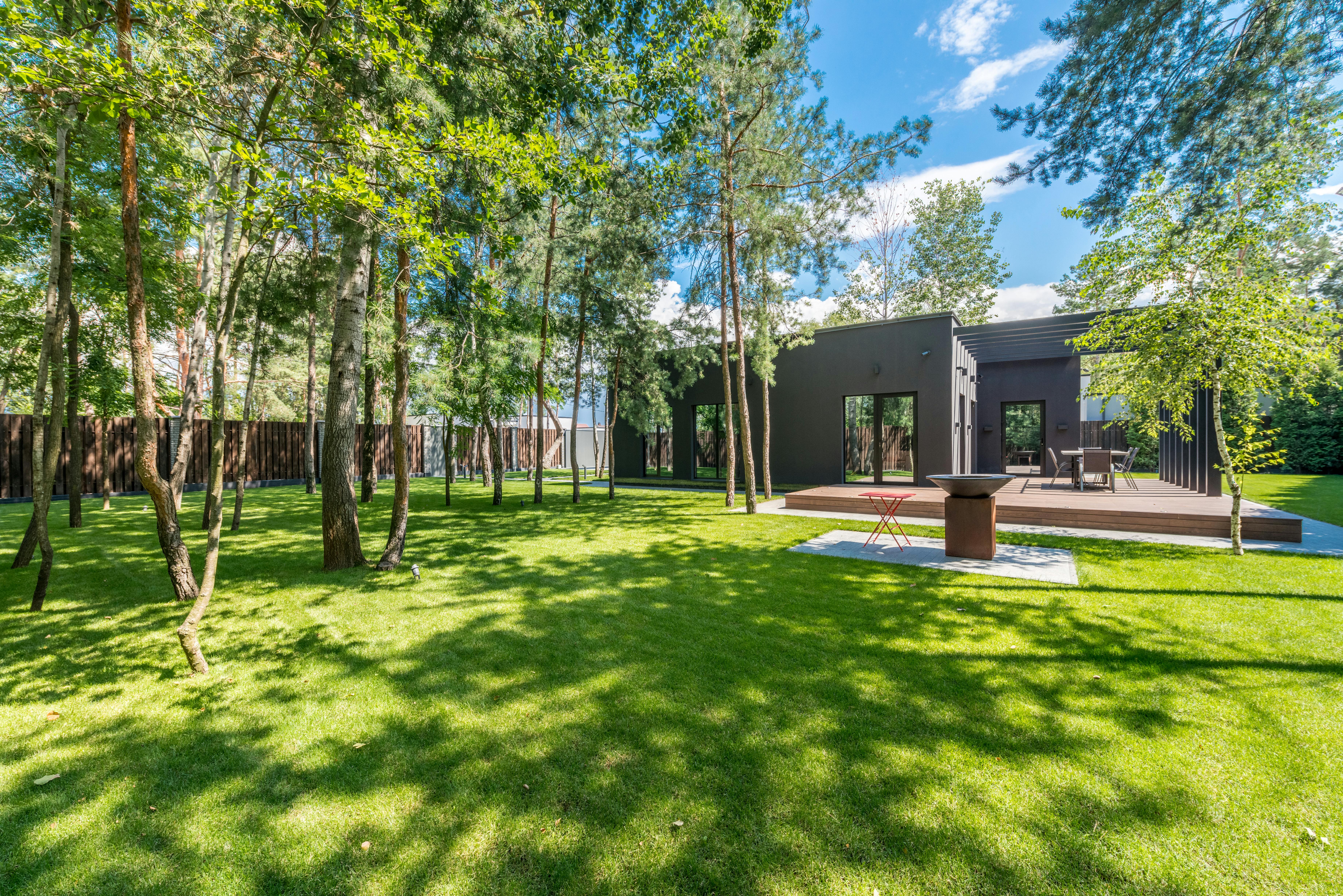 Paysagiste Hush Garden entretenant une pelouse dans le quartier Saint-Rambert